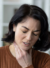 Rusk i halsen? Slik kan du få bukt med en sår og irritert hals