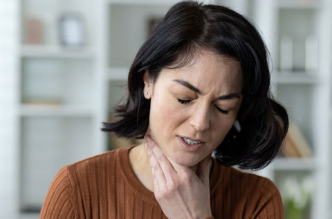 Rusk i halsen? Slik kan du få bukt med en sår og irritert hals