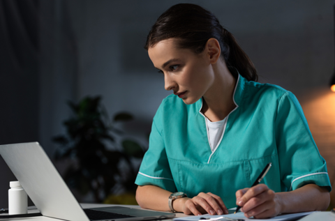 Jobber du skift? Dette kan hjelpe på døgnrytmen