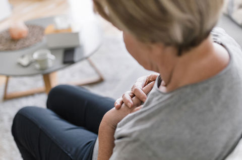 Hvorfor får vi egentlig halsbrann?